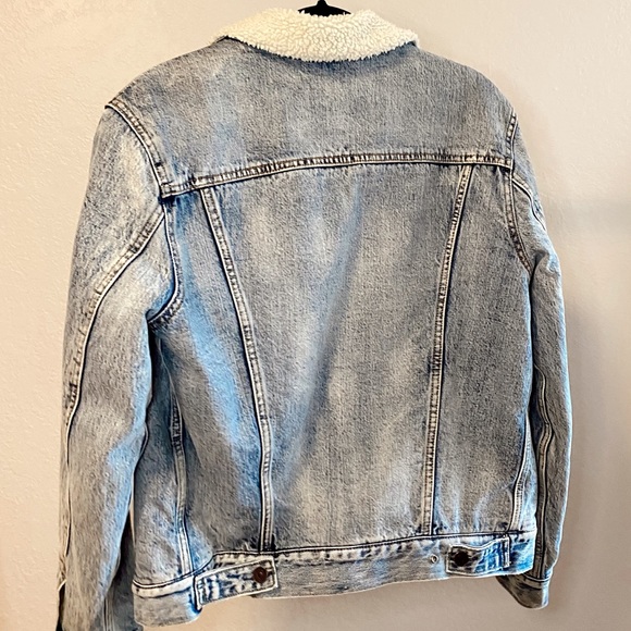 Levi’s Sherpa Trucker Jacket - Picture 2 of 2